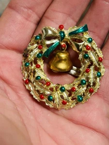 VINTAGE BROSCHE GOLDFARBENE ANSTECKNADEL 1,8" WEIHNACHTEN EMAILLE GLOCKENKRANZ SCHLEIFE - Bild 1 von 5