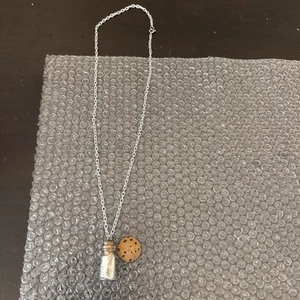 Vintage Chocolate Chip Cookie und Milch Halskette Kinder Cookie Charm Y2K - Bild 1 von 15