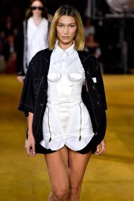 Burberry White Silk Satin Corset Top Zipper Accent 12 NWTs Foto 1 de 4