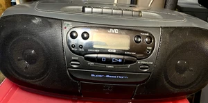 JVC RC-QS11 CD ~ Tragbarer Stereo Ghettoblaster Kassette/CD/AM/FM Player ~ getestet - Bild 1 von 6