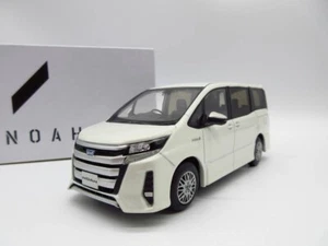 1:30 Toyota Noah Hybrid Si 80 Late Luxury White Pearl Crystal Shine Diecast - Picture 1 of 6