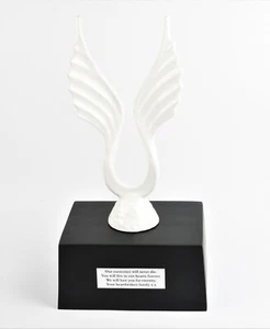 Erwachsene große Feuerbestattung Asche Urne weiße Flügel Skulptur komplett personalisiert - Bild 1 von 4