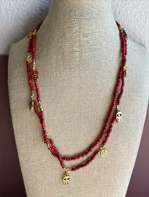 CC SKYE Pequeno Colar de Contas Vermelhas com Berloques em Tom Dourado Novo com Bolsa - Imagem 1 de 4