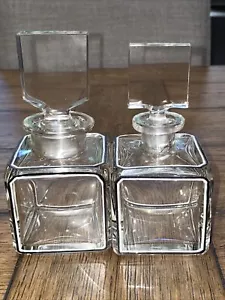 "Botellas de perfume tocador BACCARAT CRYSTAL con borde en blanco y negro par de 5""H sin marca" - Imagen 1 de 12