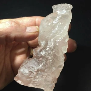 Quartz (Nirvana) Himalayan pink two tone 'fish' - Picture 1 of 3