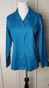 Blusa/top Chicos con botones talla 1 azul verdoso satén sin arrugas ajuste cónico usado en excelente estado - Imagen 1 de 13