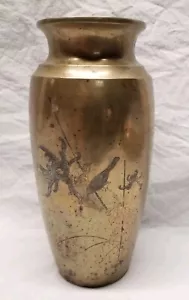 Vaso ottone massiccio inciso uccellino/disegno floreale 10"T resistente vintage decorativo - Foto 1 di 24