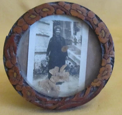 Petit cadre photo ancien bois sculpté décor floral photographie fleurs séchées - Photo 1/4