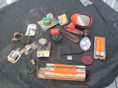 Camión coche repuestos vintage fuera de taller de reparación coches antiguos Foto 1 de 4