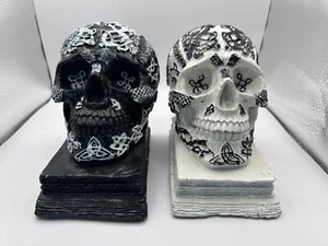 COPPIA BOOKEND TESCHIO NODO CELTICO DESIGN RESINA HALLOWEEN DECORAZIONE GOTICA - Foto 1 di 6