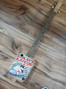 WEEKLYHOUSE CIGAR BOX CHITARRA ACUSTICA ELETTRICA 3 CORDE Lady Luck. - Foto 1 di 7
