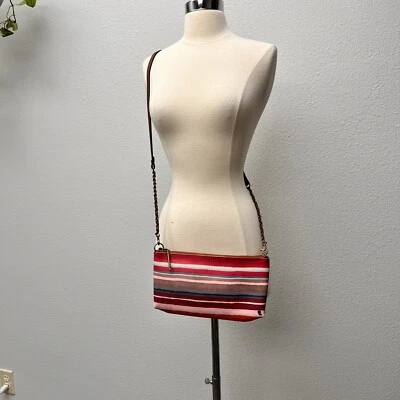 Bolso de mano bandolera de vinilo Elliott Lucca a rayas pastel Foto 1 de 4