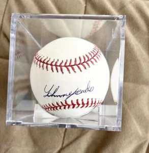 Béisbol autografiado por Johnny Cueto con cubo de plástico B2 - Imagen 1 de 8