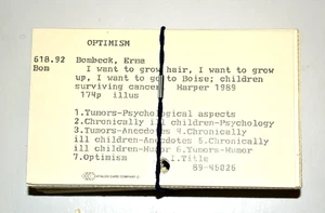 Lotto 100 schede indice catalogo carte biblioteca vintage 5"x3" tutte diverse - Foto 1 di 1