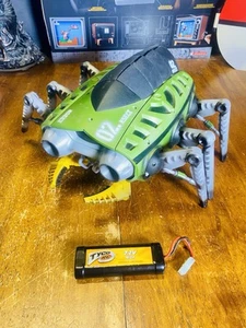 Vintage Tyco RC Insetto NSECT Robot Attacco Creatura BATTERIA e 5 Freccette Senza Telecomando - Foto 1 di 5