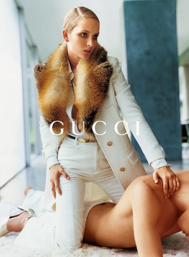 GUCCI Cappotto crema collare in pelliccia di volpe autunno inverno 1996 di Tom Ford campagna Runway