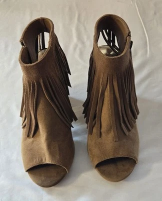 Botín Carlos by Carlos Santana Jasper 2 para mujer 9,5 gamuza tostada flecos Foto 1 de 4