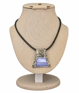 COLLAR COLGANTE CHICO'S CON PIEDRA ACRÍLICA MORADA Y CORDÓN NEGRO 4mm - Imagen 1 de 4
