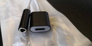 Splitter for Apple iPhone w audio jack 3.5mm Black n White CaseyPop Charging - Photo 1 sur 6