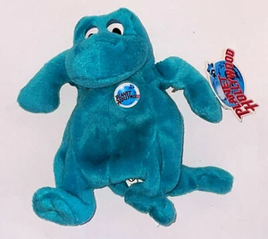 Bolso de frijoles de felpa de dinosaurio Bubba azul 7" Planet Hollywood Logo 1997 con botón nuevo con etiquetas - Imagen 1 de 4