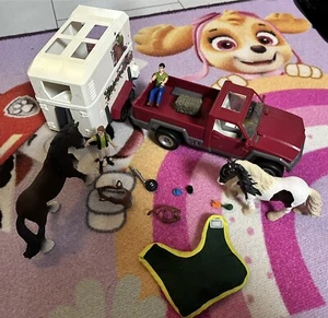Schleich Auto Pick UP mit Pferdeanhänger 42346 & Pferdebox mit Stute 42368 - Bild 1 von 24