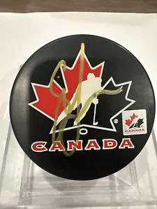 Steve Yzerman signiertes Team Kanada Autogramm Puck - Bild 1 von 3