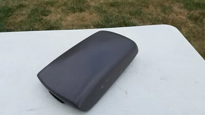 2002 2003 2004 2005 2006 2007 Jeep Liberty console central tampa apoio de braço vinil cinza - Imagem 1 de 4