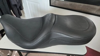 野马连体运动旅游座椅 76032 适用于 2008 - 2025 Harley-Davidson Touring — 第 1/4 张图片