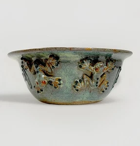 Handgeworfene Kunstkeramik Schüssel 3D Frösche signiert JP 2010 9,5" Servieren Gemüse - Bild 1 von 14