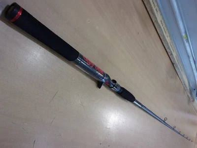 SHAKESPEARE UGLY STIK GX2 6 pies 6 pulgadas varilla de fundición mediana pesada Foto 1 de 4