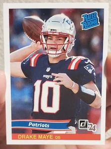 Drake Maye 2024 Panini Instantáneo RC NFL CLASIFICACIÓN NOVATO RETRO PATRIOTAS DE NUEVA INGLATERRA - Imagen 1 de 2