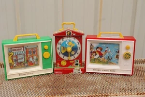 ~~~ LOTE VINTAGE DE 3 FISHER PRICE CAJA DE MÚSICA PANTALLA GIGANTE Y RELOJ DE ENSEÑANZA ~~~ - Imagen 1 de 7