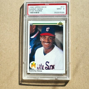 1990 Upper Deck #17 Sammy Sosa Star novato Medias Blancas ERROR fecha de nacimiento PSA 9 - Imagen 1 de 5