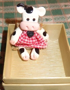 Vintage 1994 Suzi Little Blessings Handarbeit Ton Miniatur Kuh Figur Regal Sitter - Bild 1 von 3