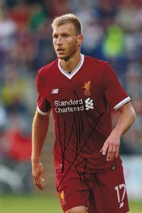 Fútbol - Ragnar Klavan - Fotografía firmada a mano de 12x8 pulgadas - Liverpool - Certificado de autenticidad - Imagen 1 de 1