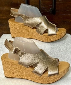 Clarks Annadel Bari Wedge Sandal US 8 / EU 39 Gold Metallic Leather & Cork - Picture 1 of 5
