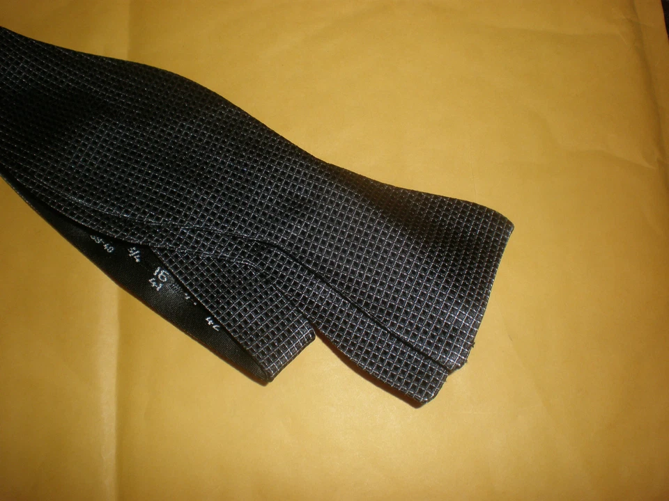 PAJARITA HOMBRE NICOLE MILLER NEGRA CON PUNTOS PLATEADOS NUEVA  Foto 1 de 1