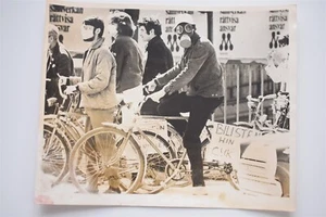Ciclistas protestan contra los humos de los coches Estocolmo Suecia 1970 foto de prensa - Imagen 1 de 2