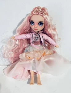 Winter Wonderland Bella MGA Rainbow High Modepuppe rosa glitzernde Haare ohne Schuhe - Bild 1 von 8
