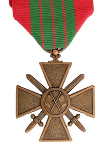 French WWII 1943 French Croix de Guerre medal with Flags. - Picture 1 of 4