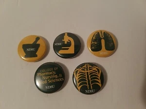 5 Vintage NDSU North Dakota State University Pharmacy, Krankenpflege Pins Buttons Lot - Bild 1 von 6