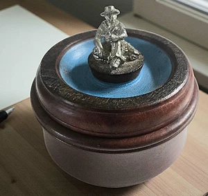 VTG Red Jarrah Turned Wood Box Pewter Prospector Lid Signed 2009 Australiana  - Bild 1 von 7
