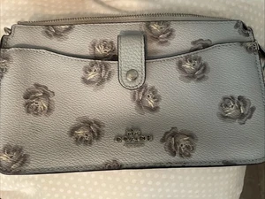 Muñequera Coach azul gris estampado floral lona recubierta sin correa ver fotos - Imagen 1 de 12