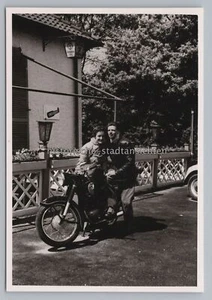 Mann & Frau mit Motorrad vor Hotel 7 Berge - Alfeld ? - altes Foto - Picture 1 of 2