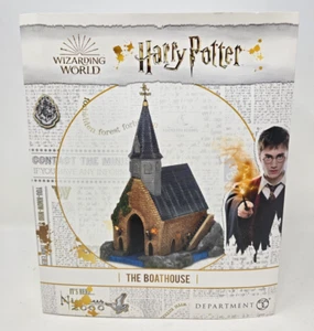 Dept 56 LA RIMESSA DELLE BARCHE Harry Potter Village 6007754 La casa delle barche NUOVO IN SCATOLA - Foto 1 di 6