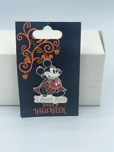 WDW Mickey Vampire I DON'T BITE Primer Lanzamiento PIN HALLOWEEN 2009 NUEVO En TARJETA - Imagen 1 de 2
