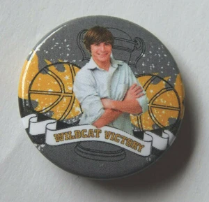 HIGH SCHOOL MUSICAL BUTTON ANSTECKER BADGE PIN TROY BOLTON ZAC EFRON 2,5cm - Picture 1 of 2