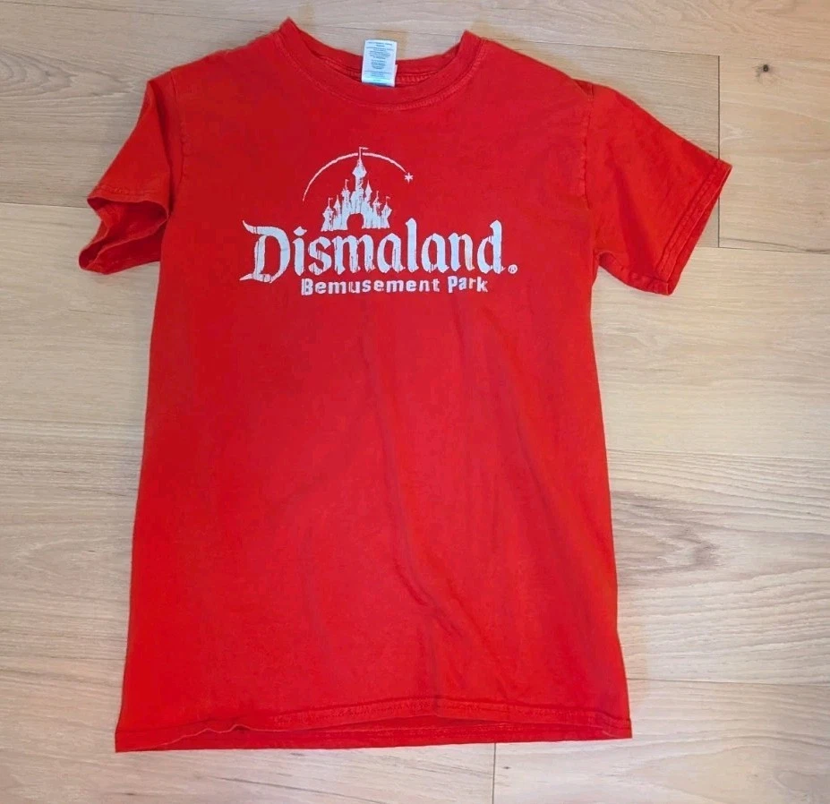 Banksy Dismaland Shirt Banksy Red  Size Small 🅱🅰🅽🅺🆂🆈 Bemusement Park  - Image 1 of 4