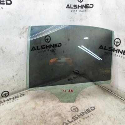 Оригинальное заднее левостороннее стекло на окно двери Mercedes-Benz C300 2015-2021 годов выпуска 205-735-21-00 - Изображение 1 из 4