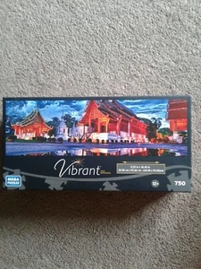 Vibrant 750 Piece Jigsaw Puzzle of Phra Singh Temple Panoramic Sealed - Picture 1 of 3